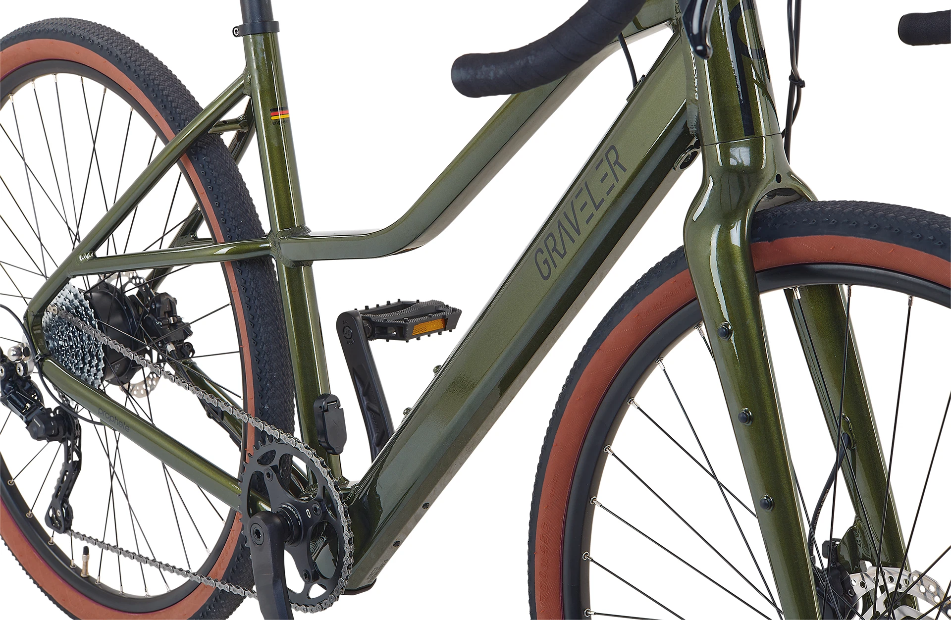 Bildausschnitt Akku versteckt im Unterrohr mit Reifen und Graveler Logo im Anschnitt, sowie Kurbelgarnitur mit Pedalen vor weißem Hintergrund