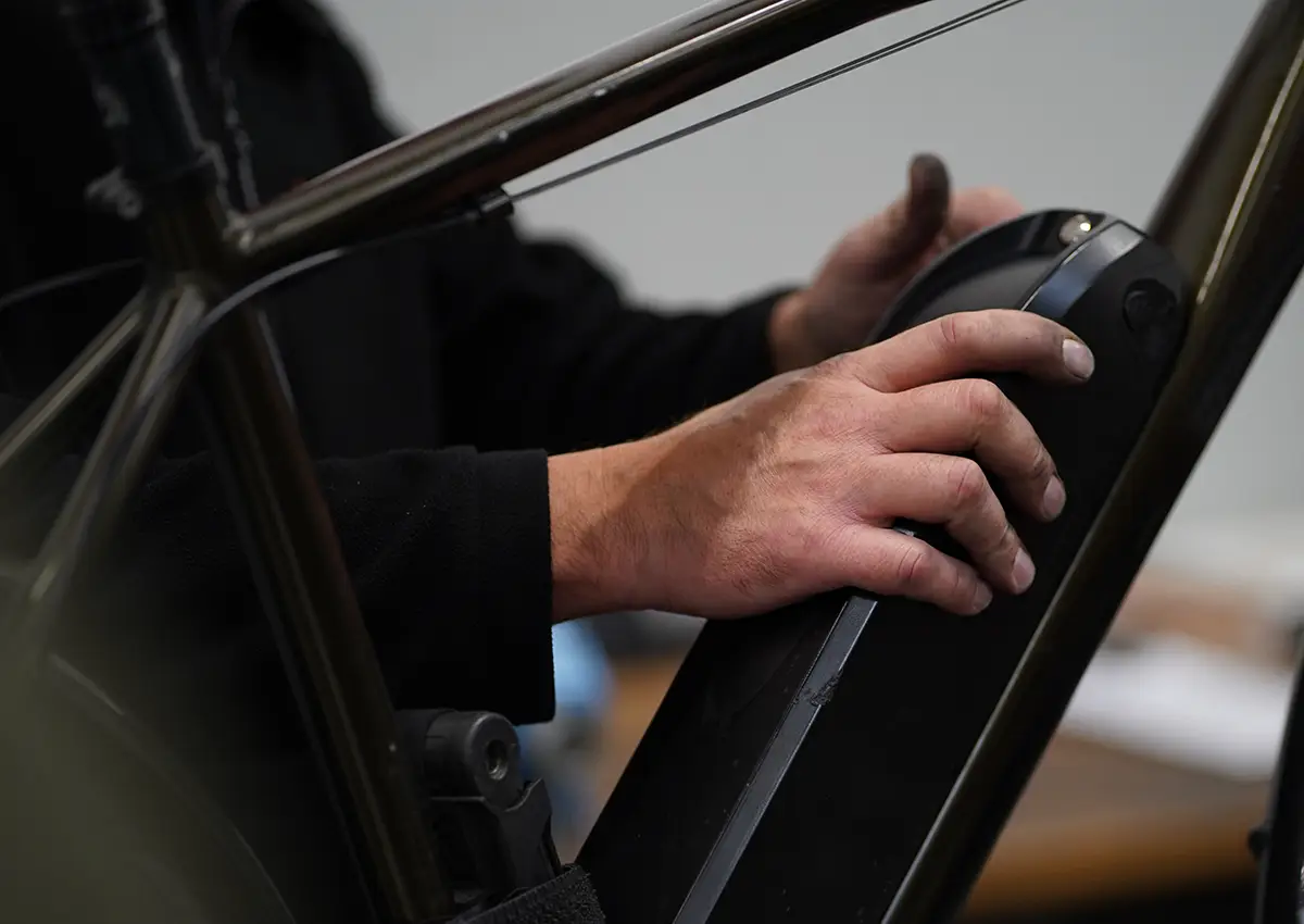 Akku einsetzen per Hand mit Fokus auf das Unterrohr