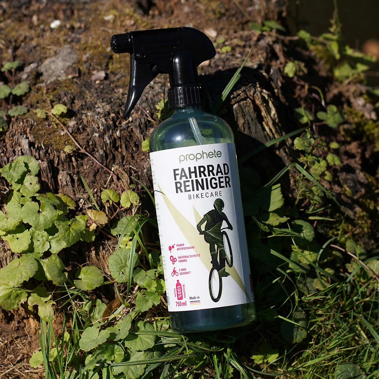 Fahrradreiniger liegend auf dem Boden in der Natur