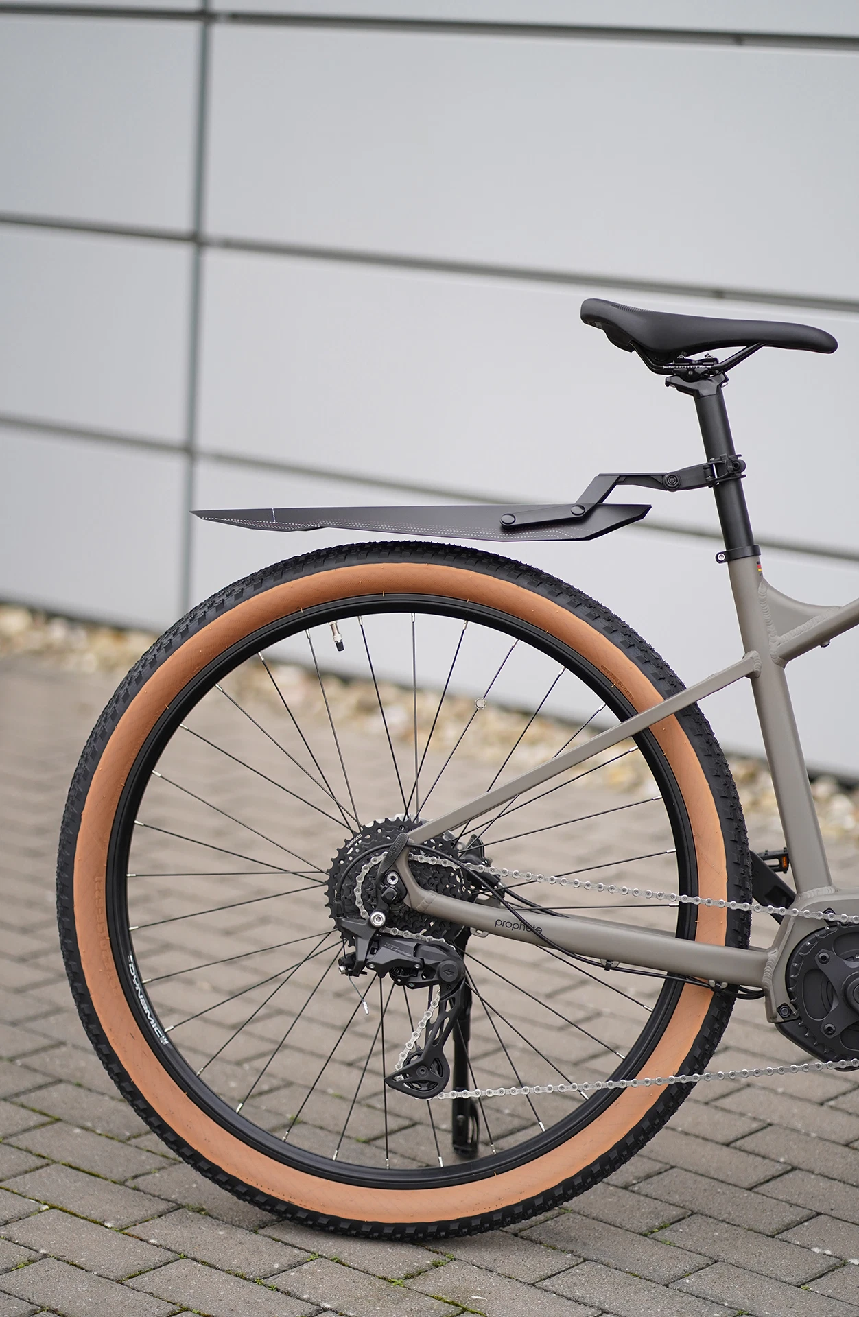 Schutzblech über Hinterreifen von E-MTB vor industriellem Hintergrund