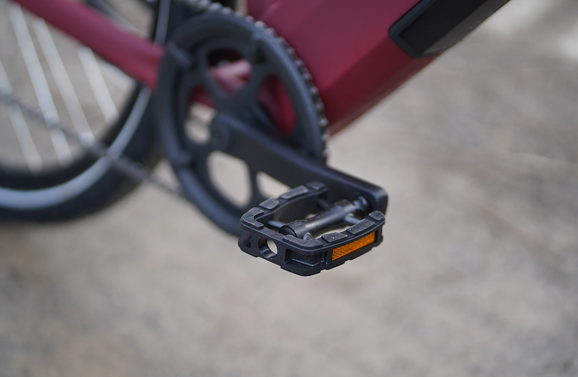 Bildausschnitt Detailansicht Kurbelgarnitur mit Pedalen im Fokus vor unscharfem Hintergrund