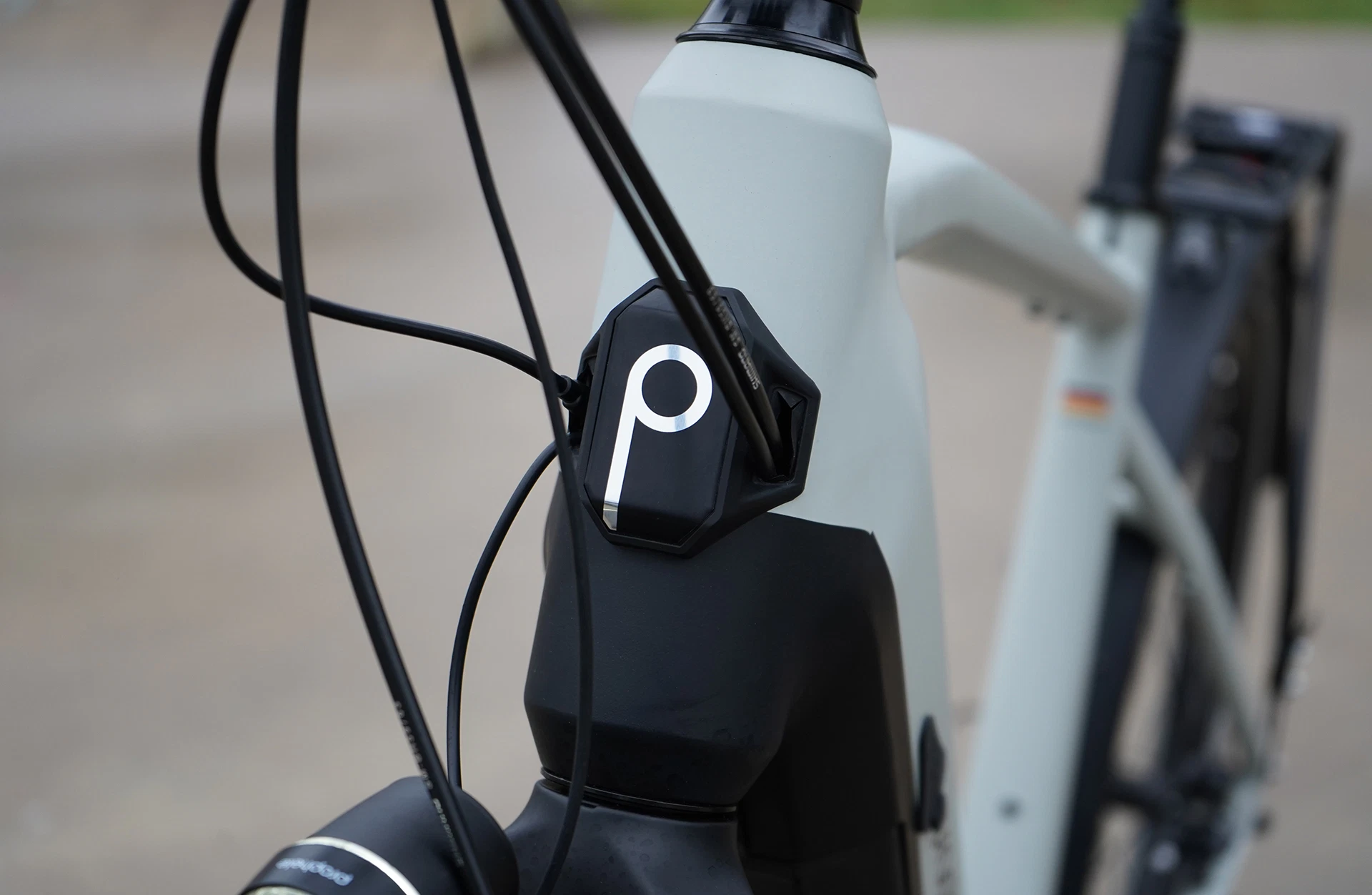 Bildausschnitt Front Nahaufnahme des Steuerrohrs mit Prophete-Logo, LED-Scheinwerfer und elegant geführten Kabelzügen vor unscharfem Hintergrund