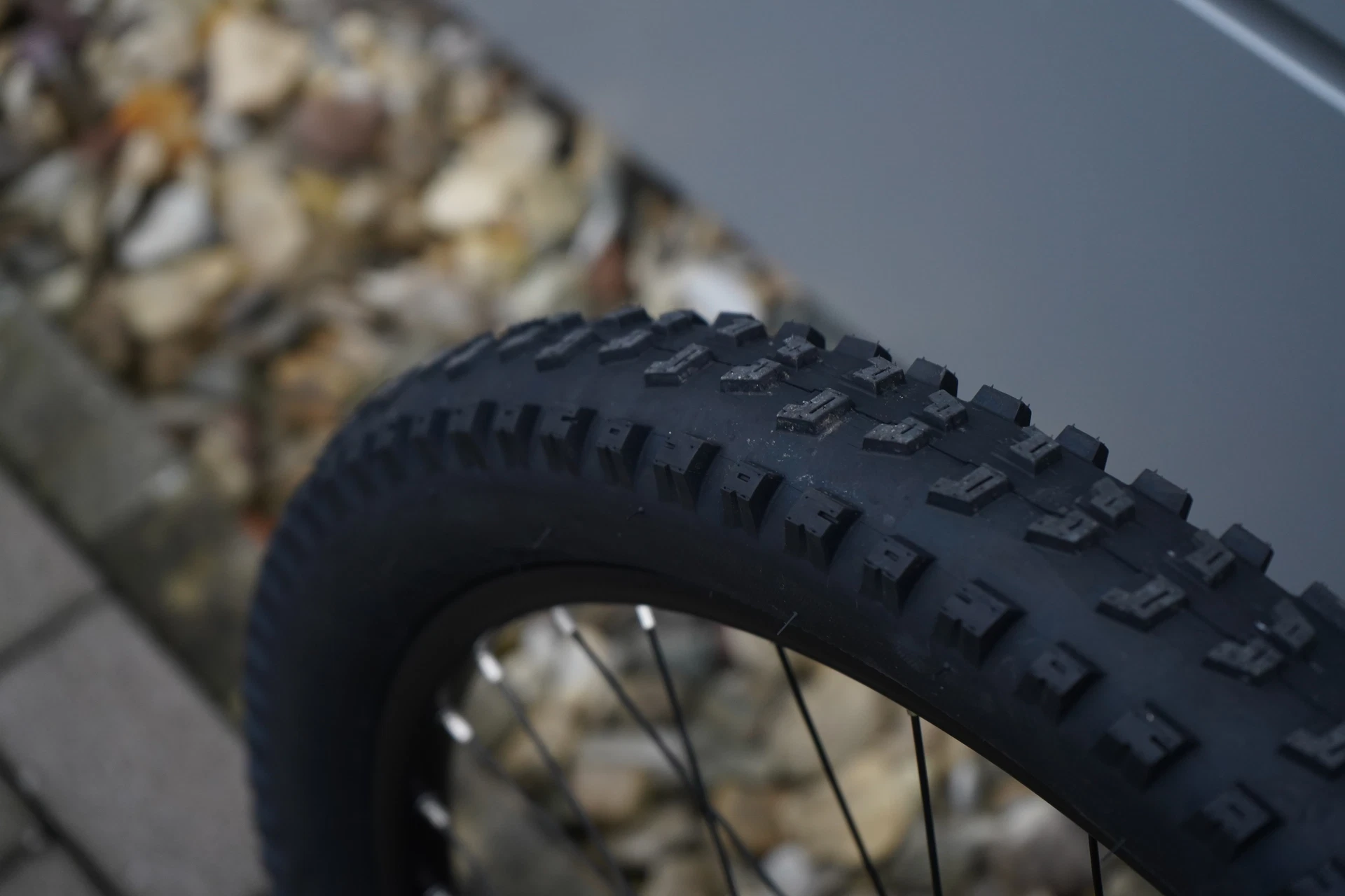 Bildausschnitt Hinterreifen mit grobem Profil auf steinigem Untergrund