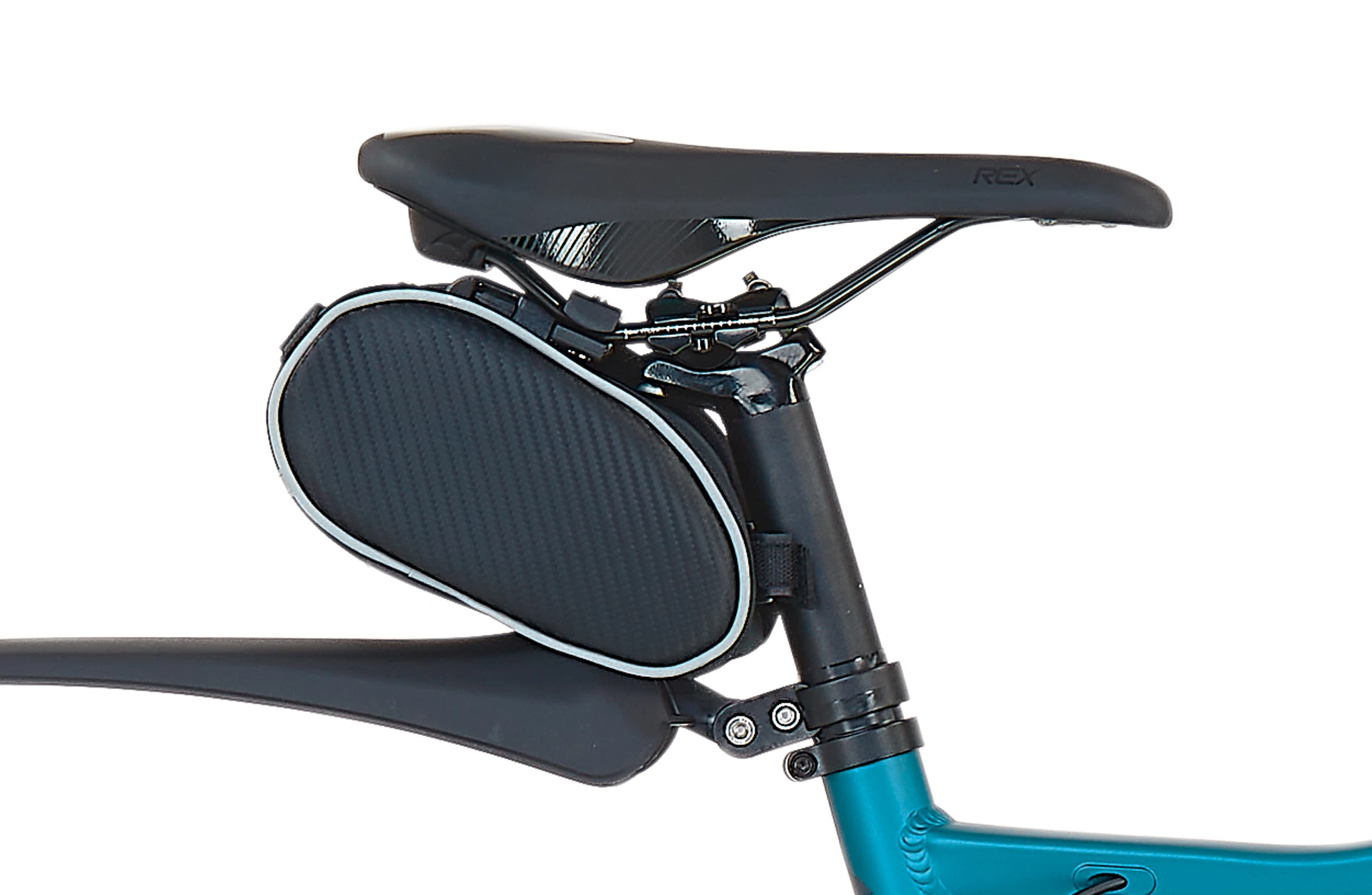 Bildausschnitt Detailansicht Sattel auf Sattelstütze mit Satteltasche und Schutzblech vor natürlichem Hintergrund