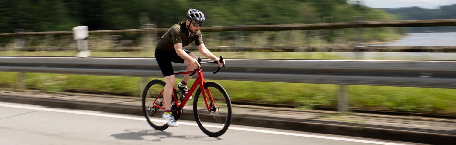 Stratos Rennrad mit Fahrer auf Strecke mit Leitplanke