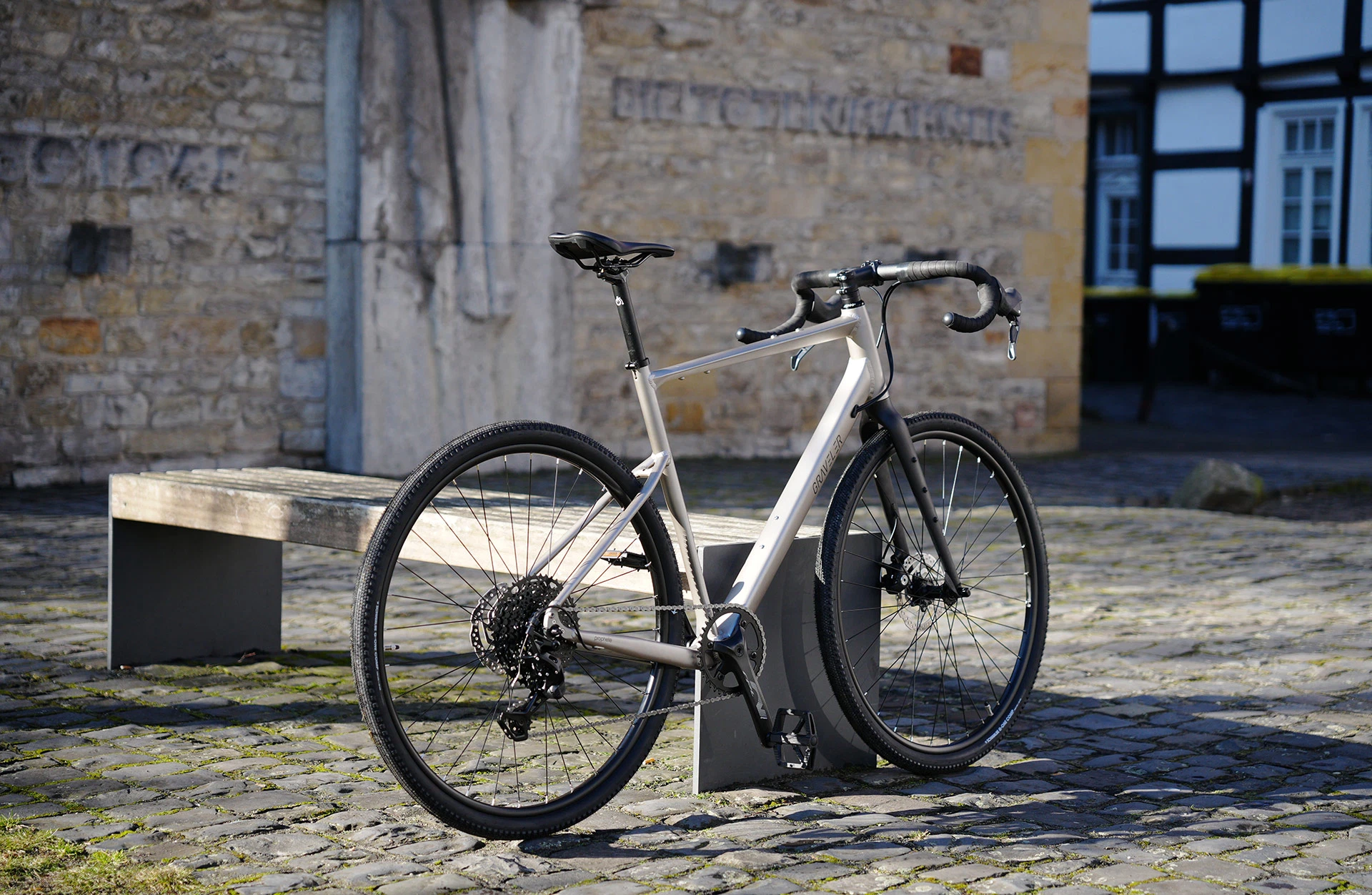Graveler Gravel Bike - Ansicht von hinten an einer Bank im Freien