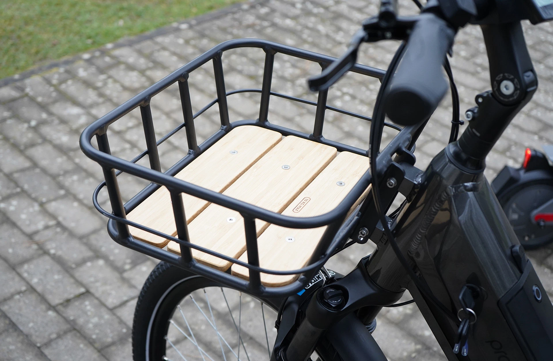 Frontkorb Prophete E-Lastenrad samt Holzplatte, stabiler Metallumrandung und direkter Rahmenmontage über dem Vorderrad