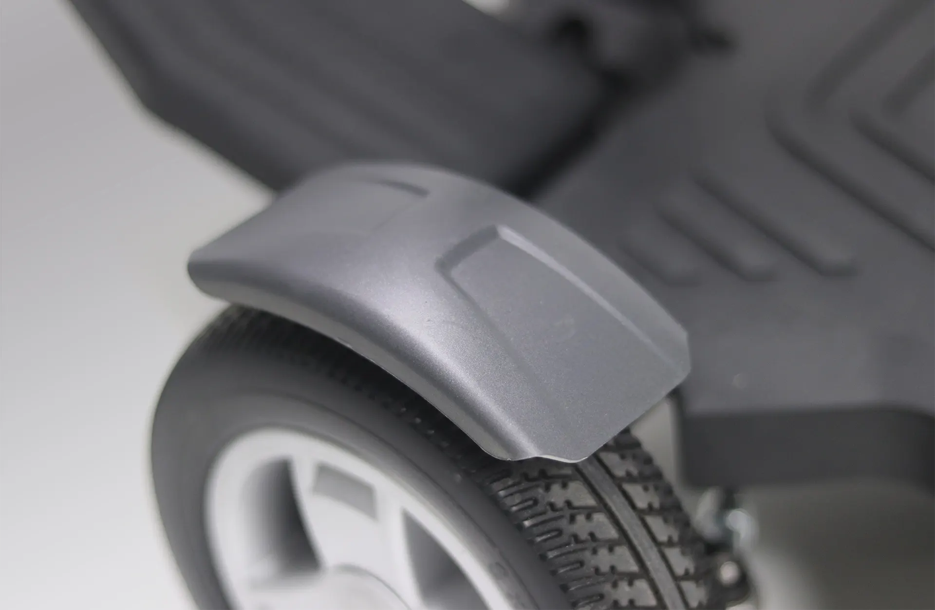 vorderes schutzblech eines elektro-scooters und reifen