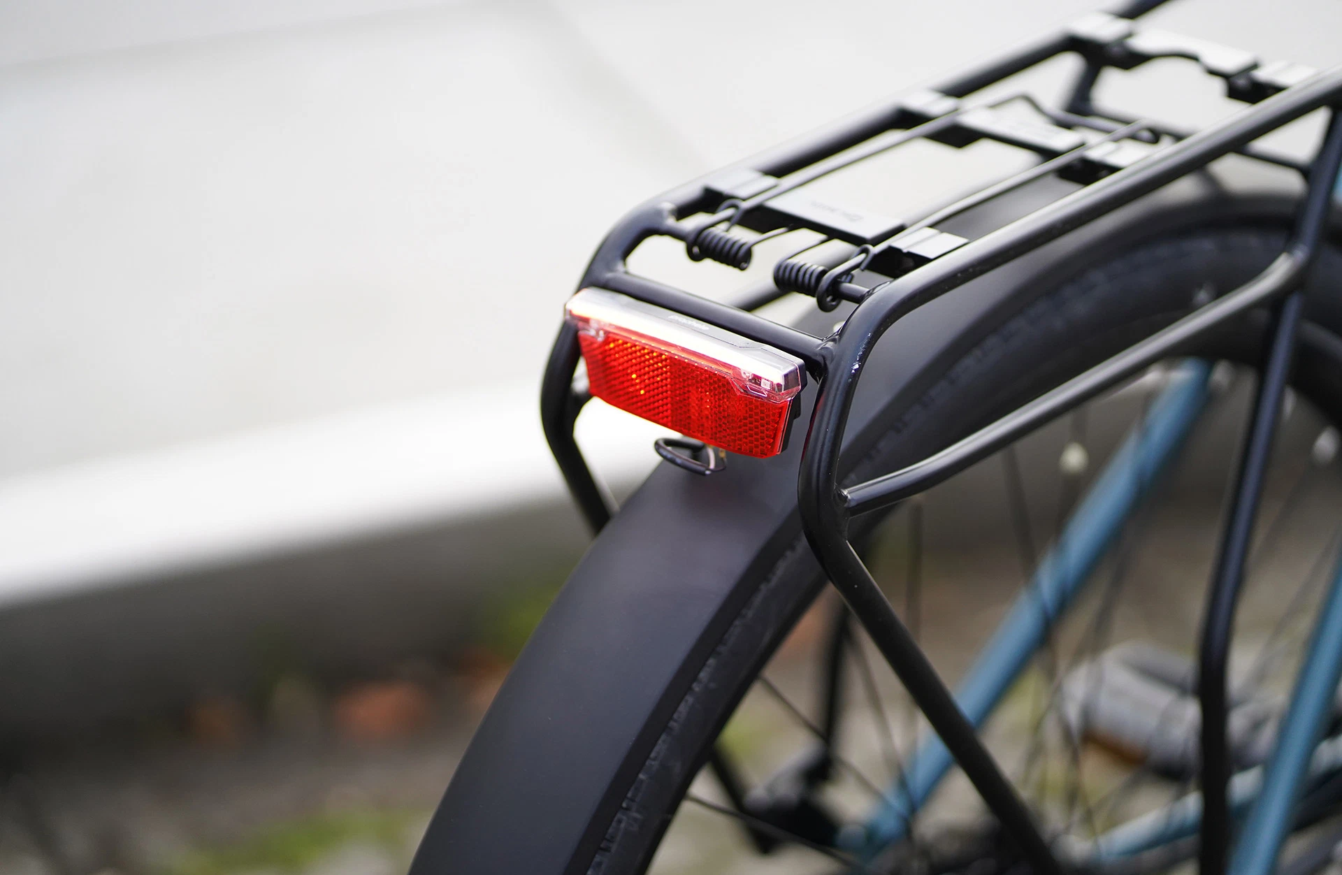 Geniesser 5.0 City E-Bike Herren - Detailansicht Rücklicht seitlich im Freien