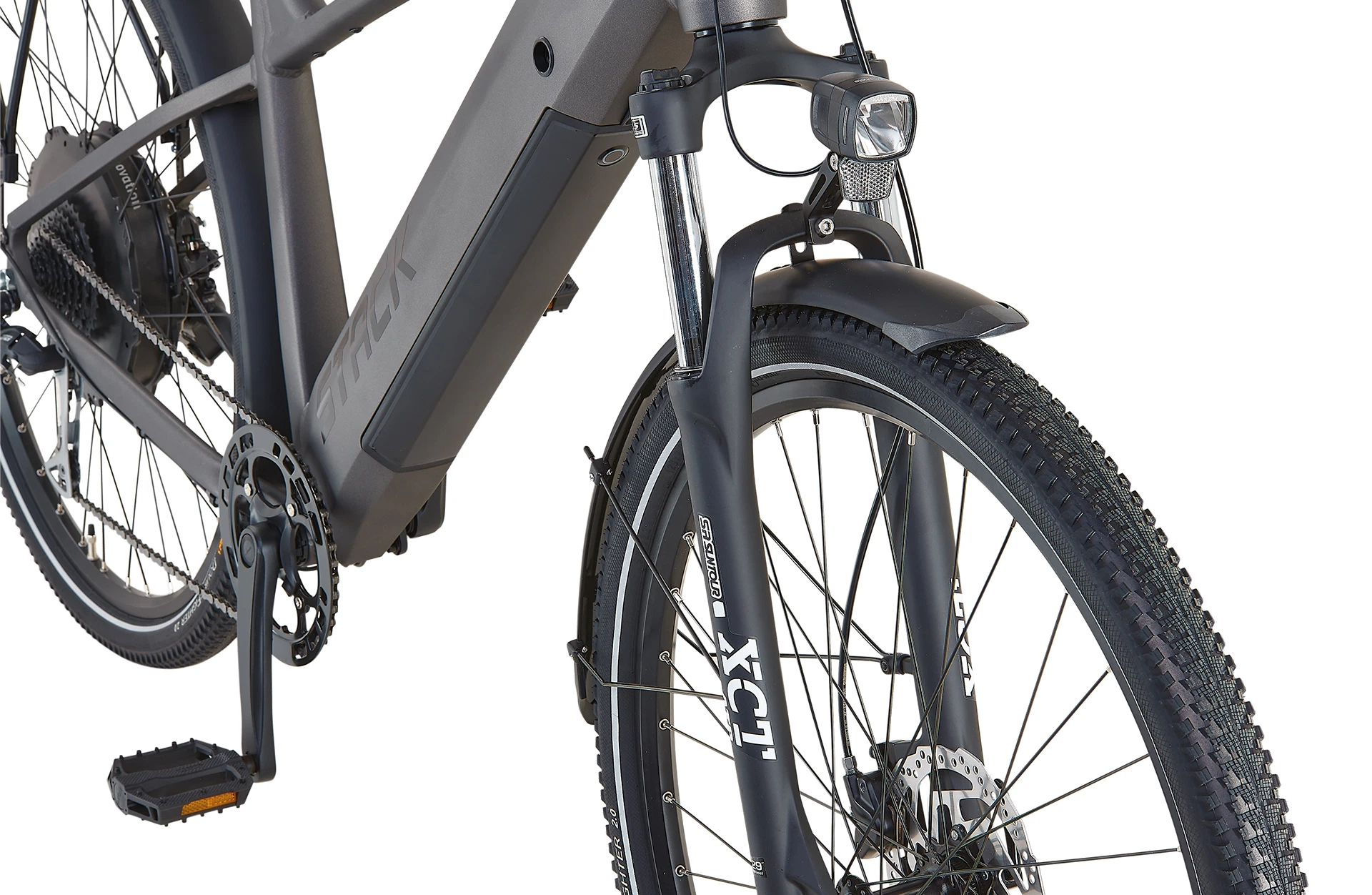 Bildausschnitt Federgabel von Suntour mit E-Bike Rahmen vor weißem Hintergrund