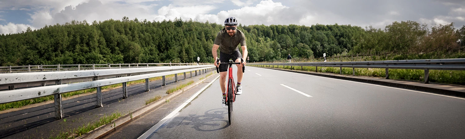 Rennradfahrer bei Sonne auf einer Landstraße