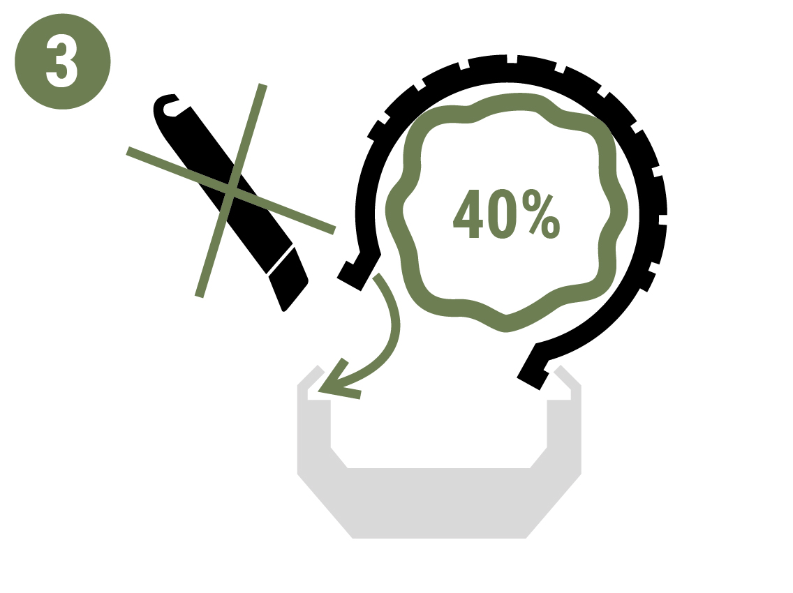 Fahrradschlauch einsetzen – Schritt 3 beim Reifenwechsel: Schlauch mit 40 % Luft ohne Reifenheber in den Mantel legen