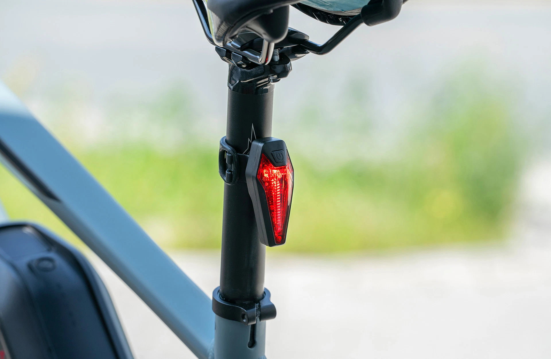 Rücklicht rot Licht an an Fahrradsattelstange im Freien - Ansicht von hinten