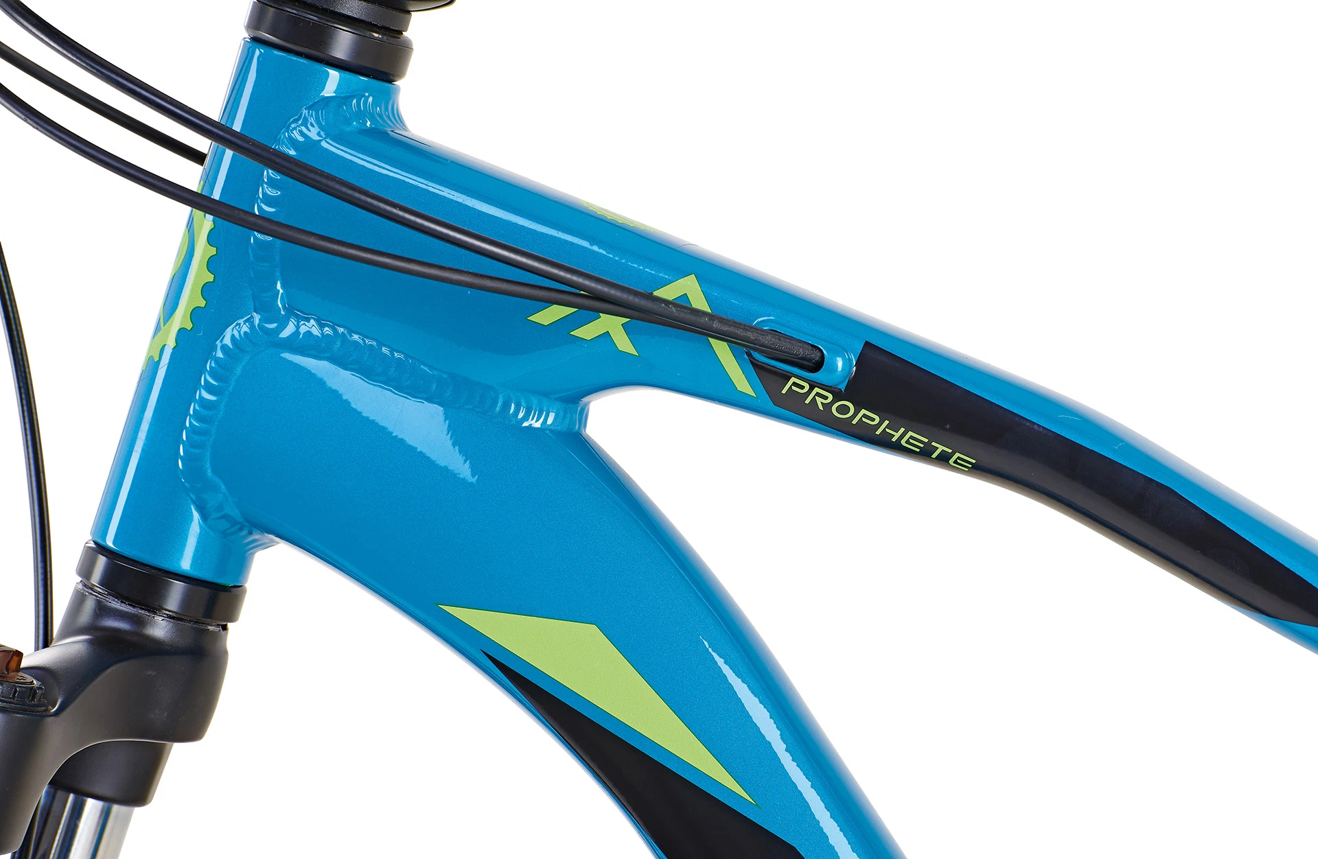 Detailansicht seitlich mit innenverlegten Zügen im Hardtail Rahmen vor weißem Hintergrund