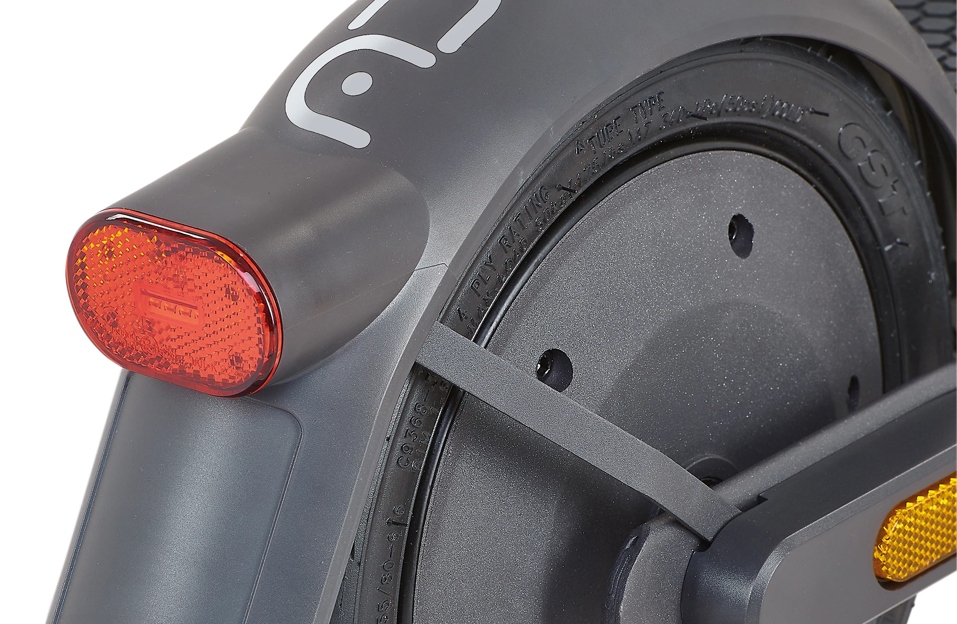 Bildausschnitt Detailansicht Hinterrad mit Schutzblech und integriertem rotem Rücklicht und seitlichem Reflektor vor weißem Hintergrund