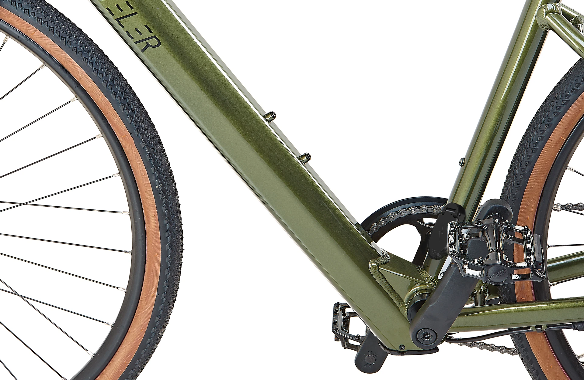 Bildausschnitt Akku versteckt im Unterrohr mit Reifen und Graveler Logo im Anschnitt, sowie Kurbelgarnitur mit Pedalen vor weißem Hintergrund