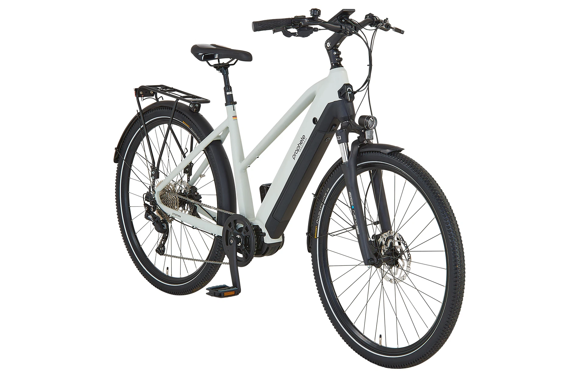 Vollansicht diagonal Prophete Entdecker 5.0 Trekking E-Bike mit Trapezrahmen, Mittelmotor, Federgabel, Scheibenbremsen, Gepäckträger und integriertem Akku vor weißem Hintergrund