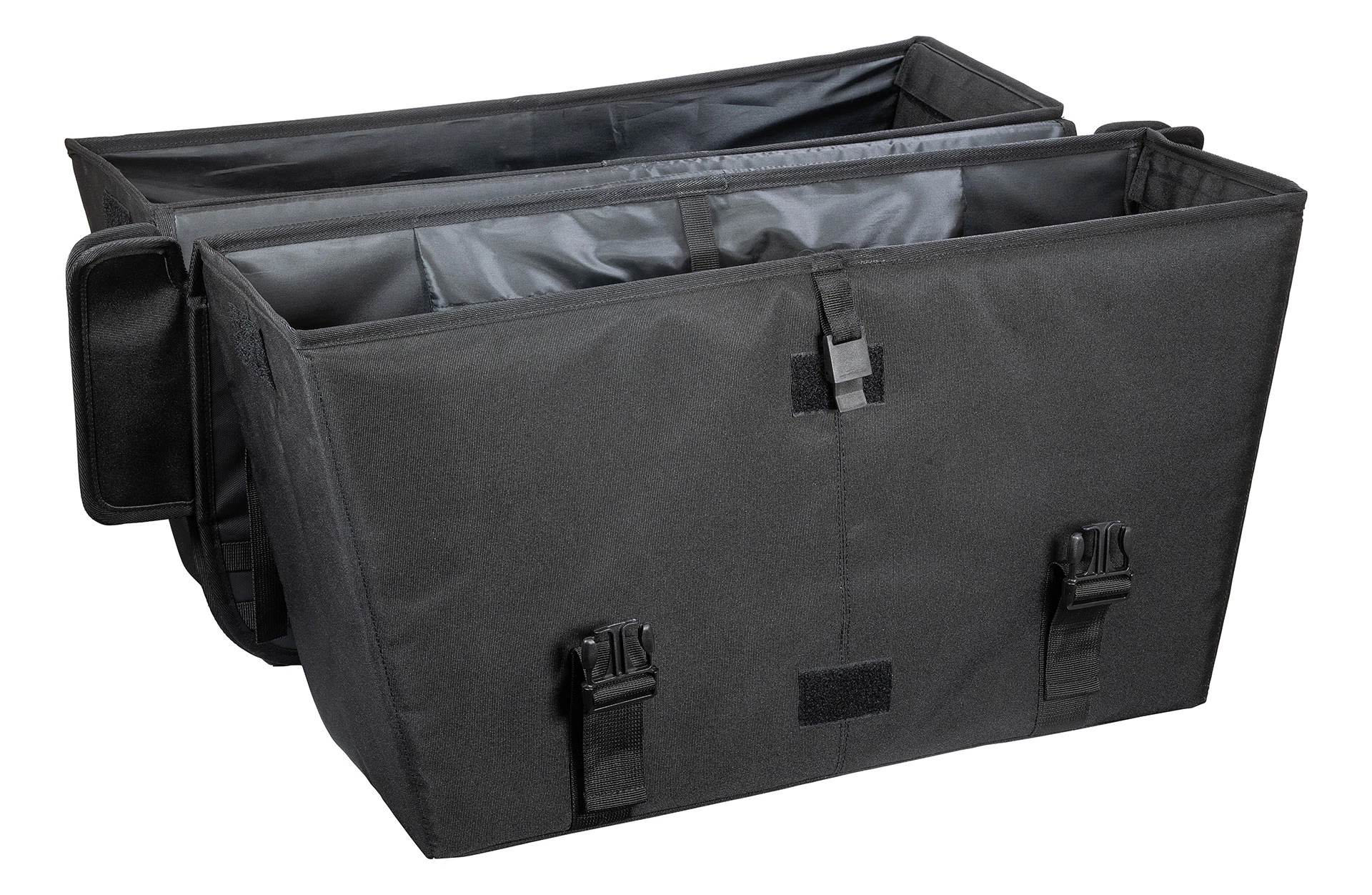 Vollansicht Longtail Packtasche geöffnet diagonal fotografiert vor weißem Hintergrund