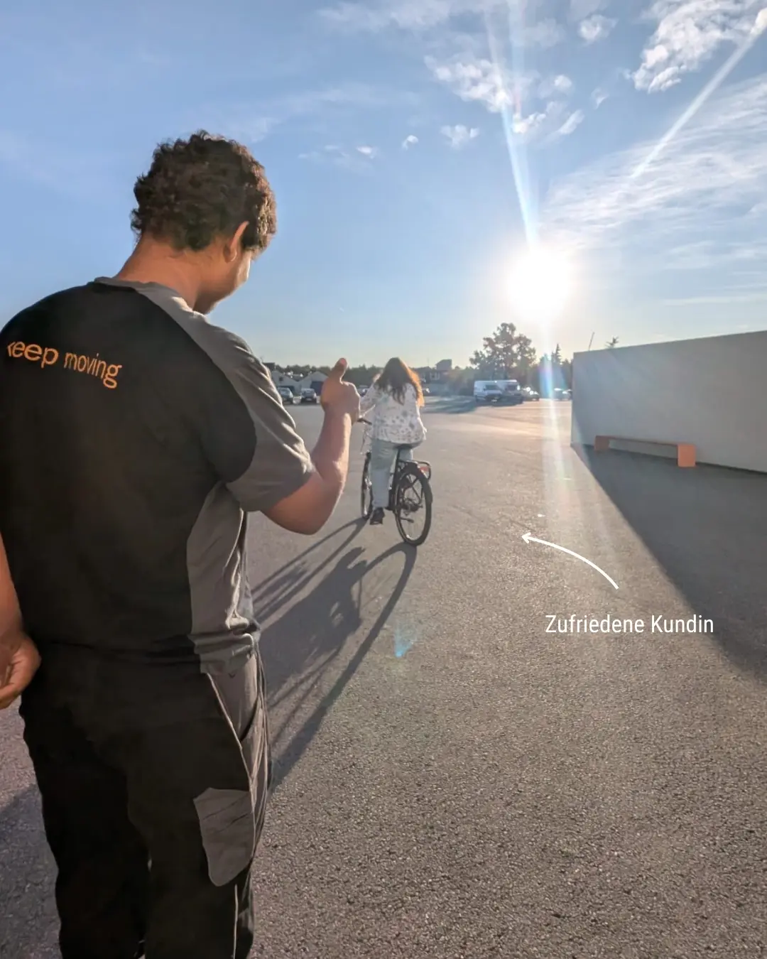 Zufriedene Kundin fährt auf dem E-Bike los