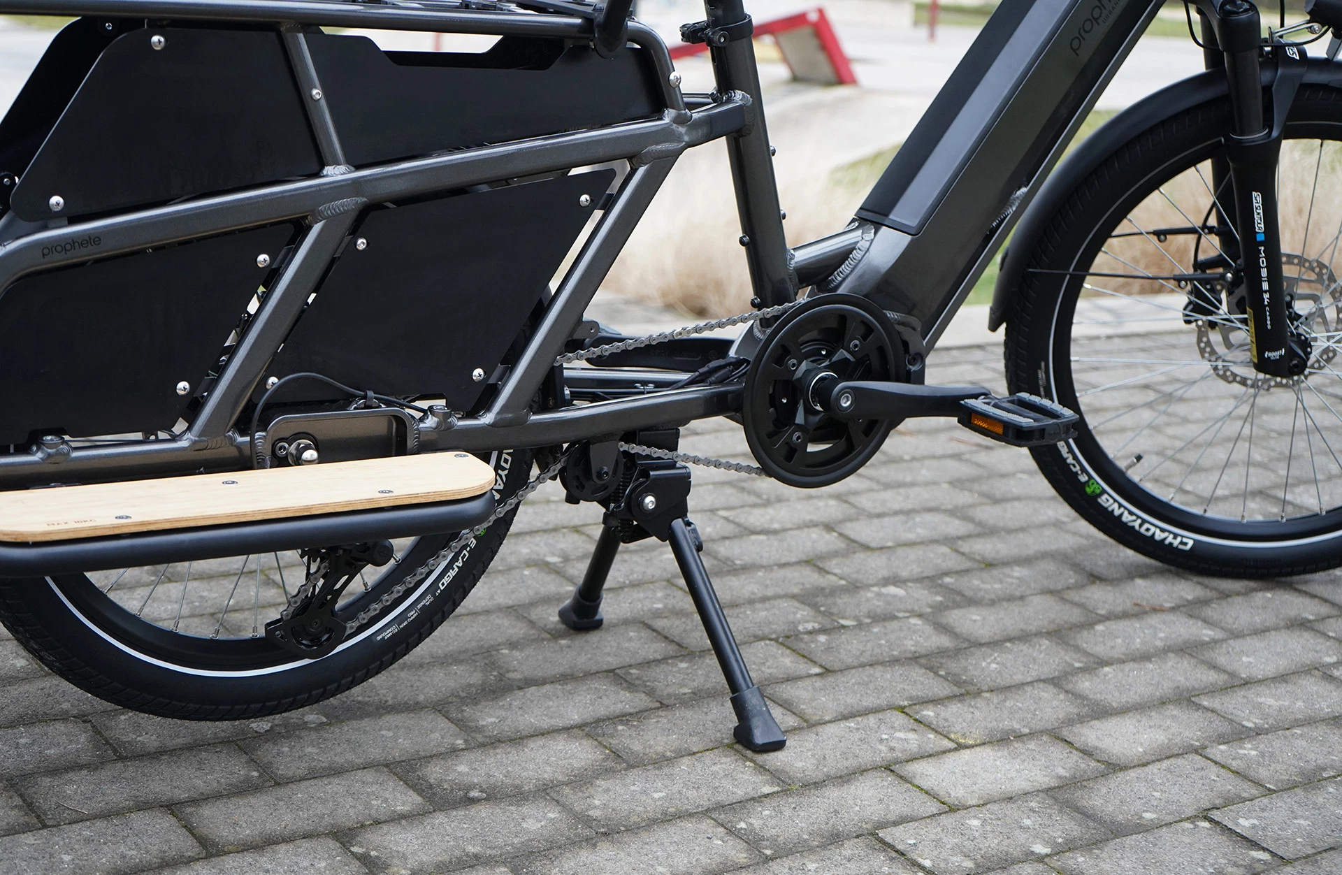 Prophete E-lastenrad Bildausschnitt unteren Teils auf gepflastertem Untergrund