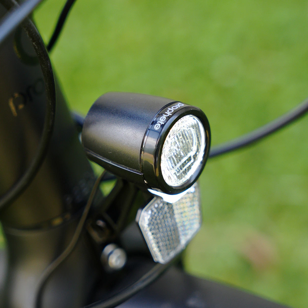 LED-Scheinwerfer 40 LUX am Bike im freien