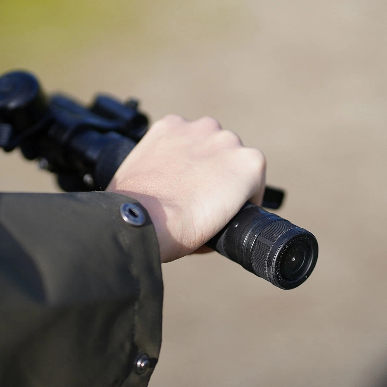 Heizgriffe an Lenker montiert im Freien mit Hand am Griff