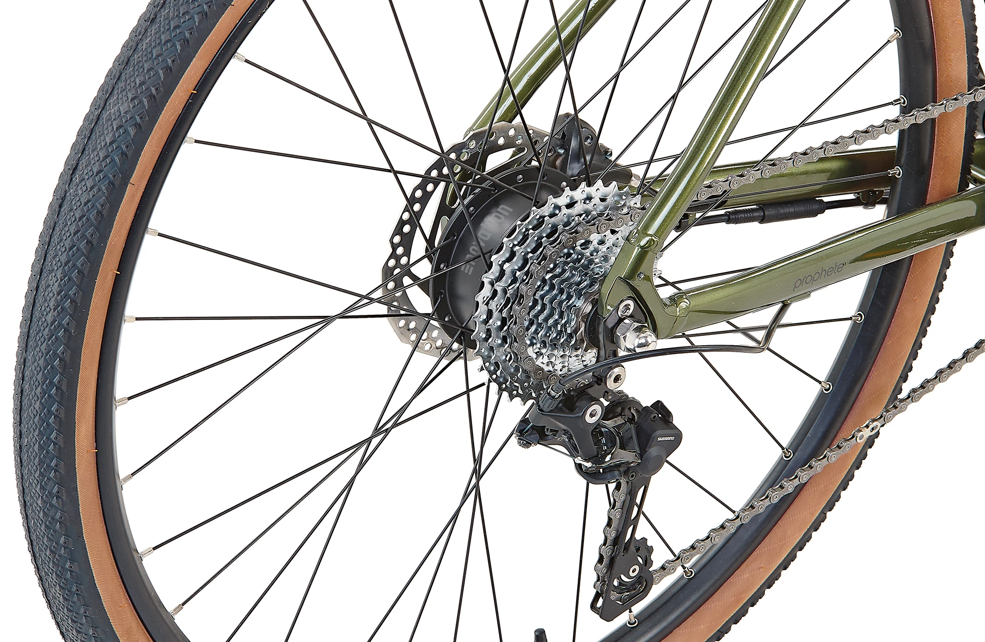 Bildausschnitt Hinterrad mit Kettenschaltung, Kassette, Heckmotor und Scheibenbremse vor weißem Hintergrund