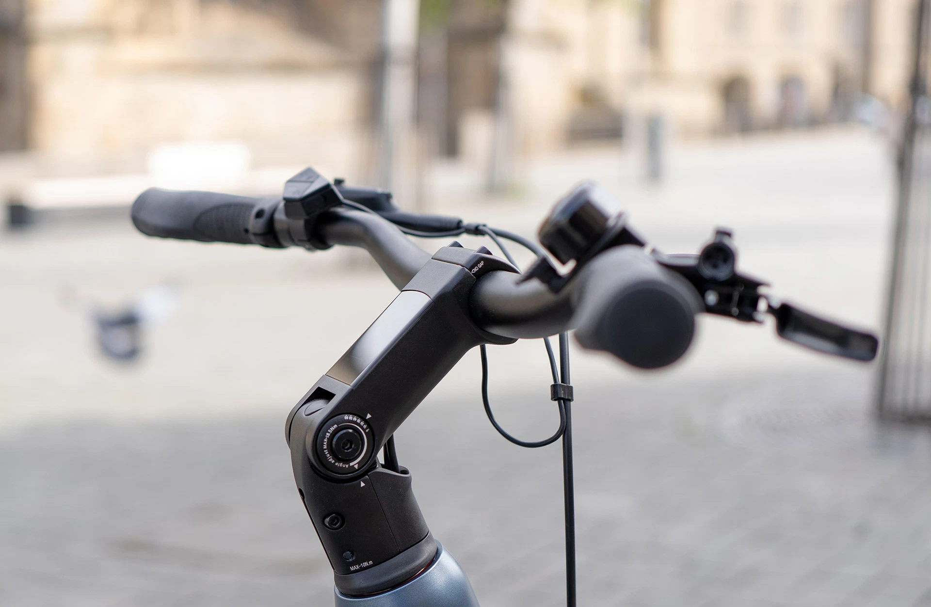 E-Bike Hansa wolkenweiß - Detailansicht Lenker von der Seite