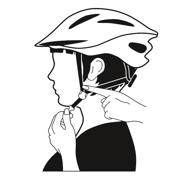 Person verschnallt Fahrradhelm korrekt – Kinnriemen wird mittig unter dem Kinn geschlossen