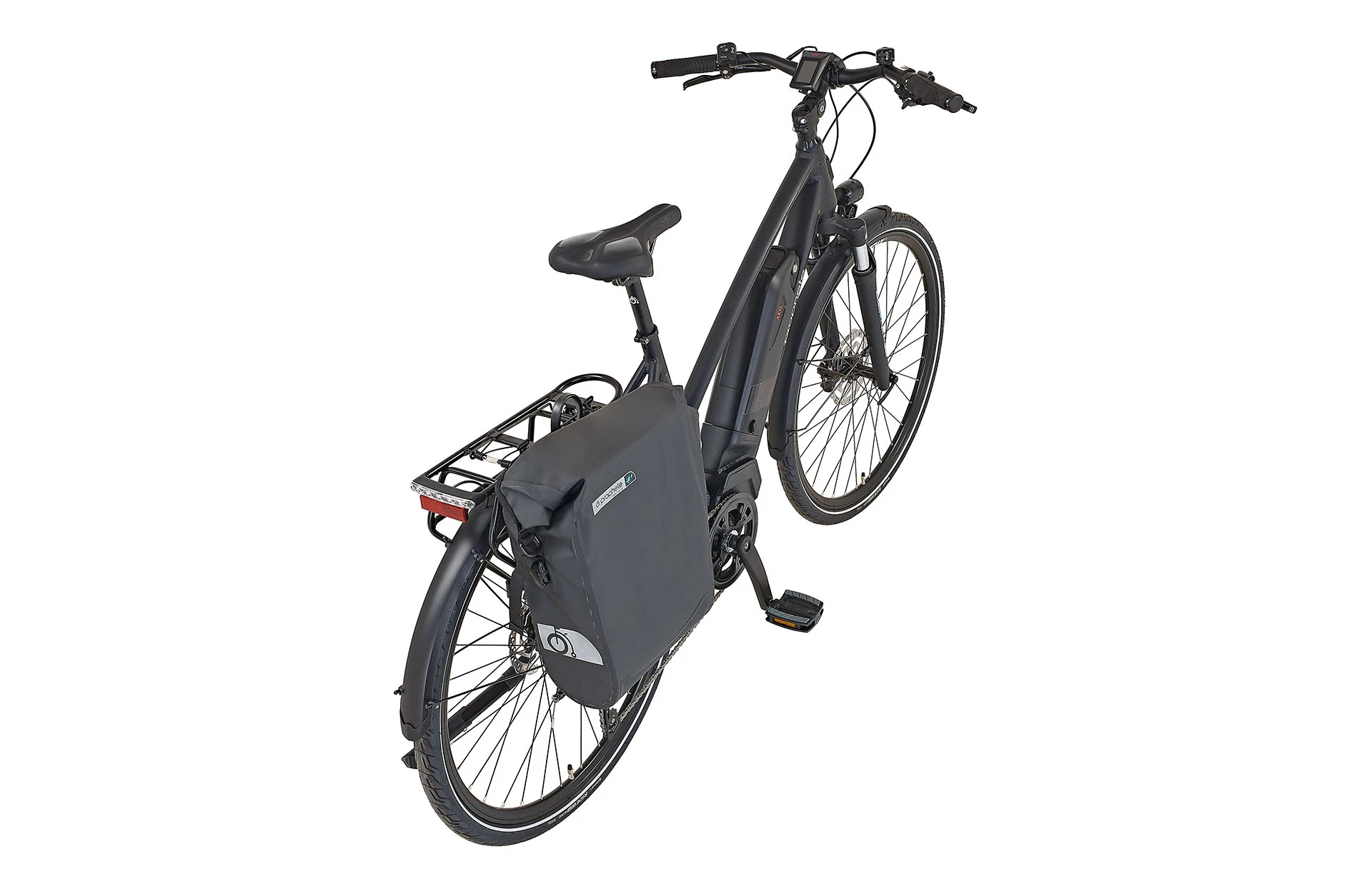 Vollansicht diagonal schräg von hinten fotografiert Prophete Entdecker Power Edition E-Bike mit Tasche und Trapezrahmen vor weißem Hintergrund