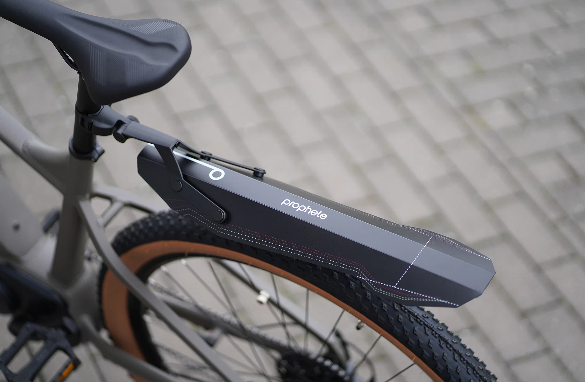 Schutzblech E-MTB von oben fotografiert auf gepflastertem Hintergrund