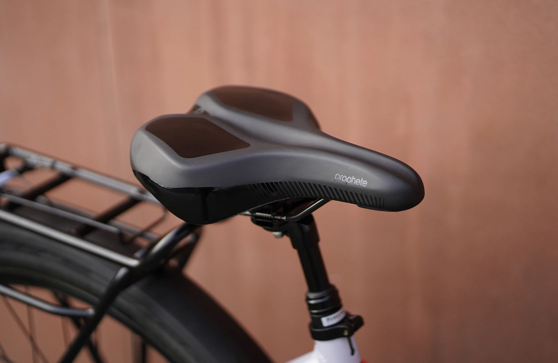 Geniesser 3.3 City E-Bike - Detailansicht Sattel im Freien