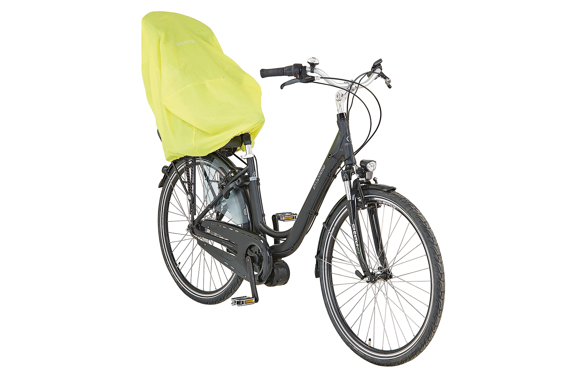 Kindersitzregenüberzug gelb montiert auf Cityrad - diagonale Ansicht auf weißem Grund