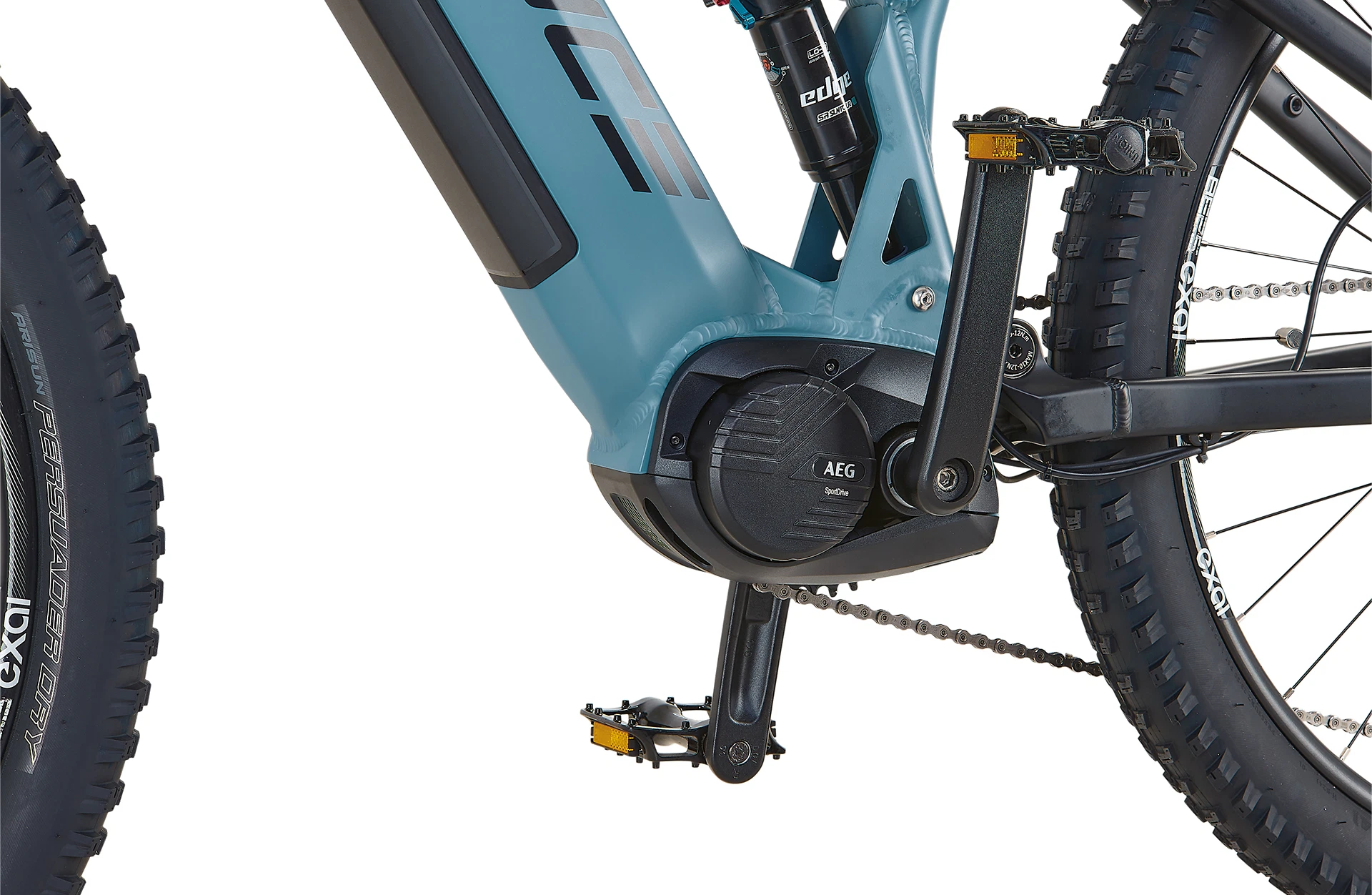Bildausschnitt AEG- MIttelmotor Sportdrive mit Pedalarmen und Pedalen, sowie angeschnittenen Reifen, vollintegriertem Akku im Unterrohr und Hinterbaudämpfer vor weißem Hintergrund