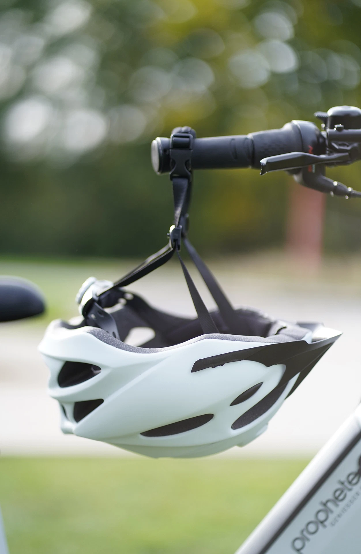 Fahrradhelm hängt an Lenker im Freien - seitliche Ansicht