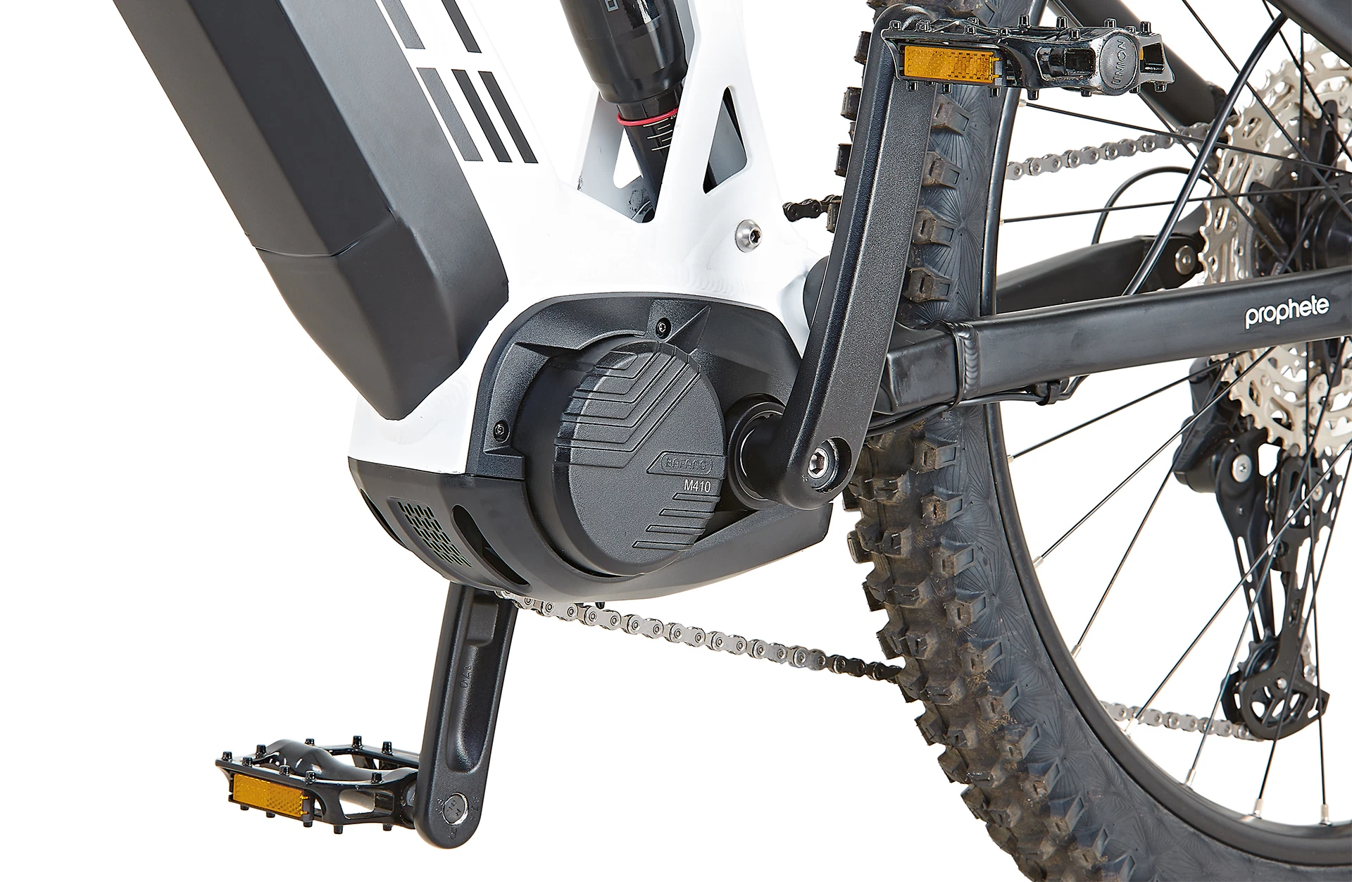 Bildausschnitt Bafang M410 Mittelmotor mit Kurbelgarnitur und Pedalen vor weißem Hintergrund