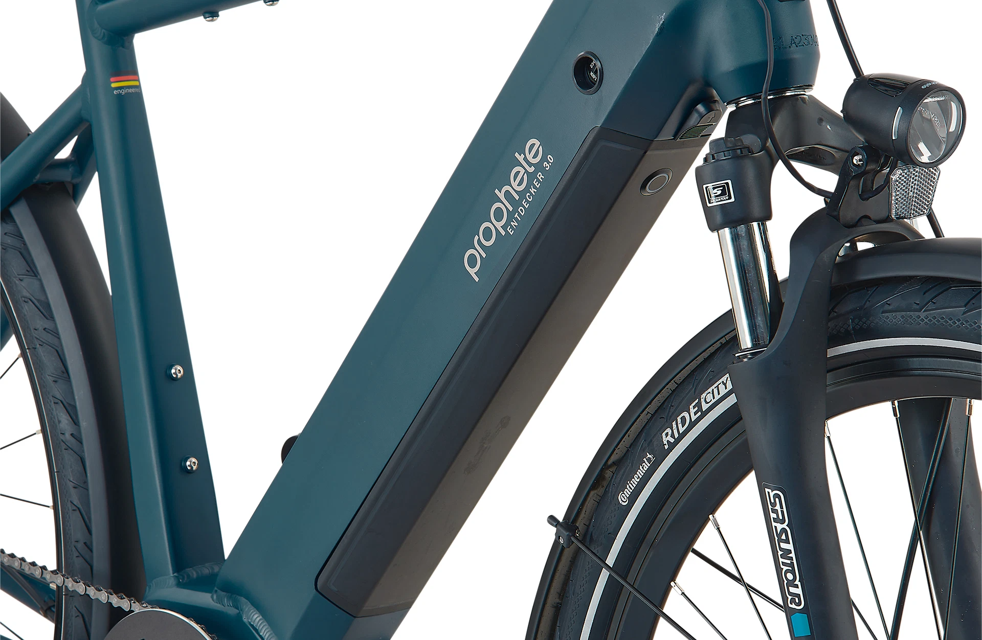 Bildausschnitt Detailansicht vollintegrierter Akku im Unterrohr des Diamantrahmens vor weißem Hintergrund