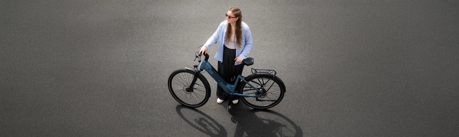 E-Bike Hansa donnerblau - Frau mit Rad aus Vogelperspektive