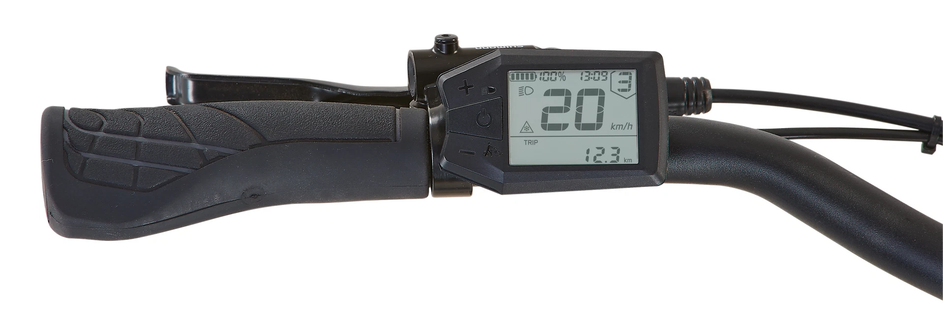 Bildausschnitt Detailansicht eingeschaltetes LCD Display am Lenker mit Griff und Bremse vor weißem Hintergrund