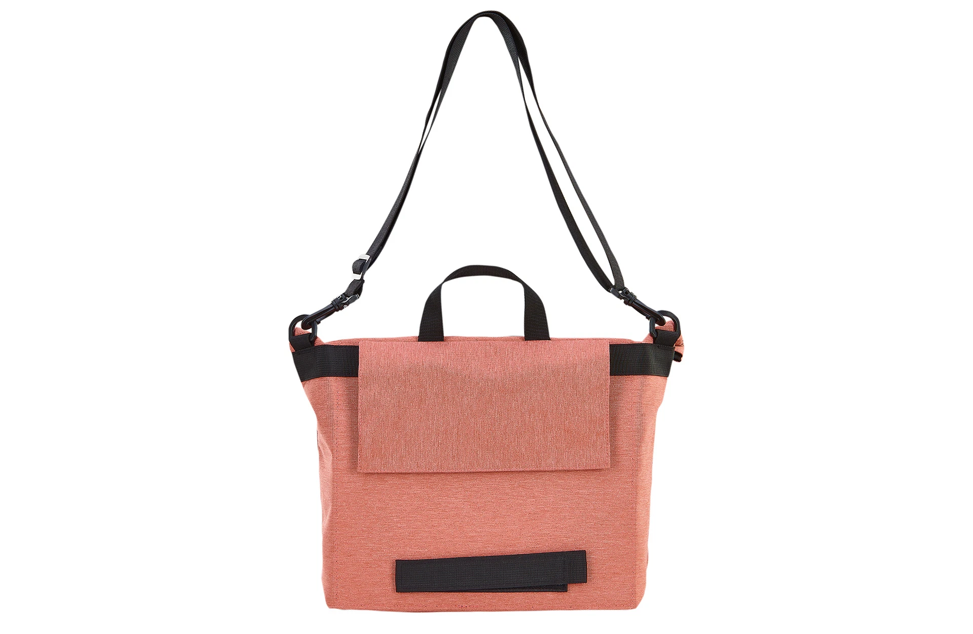 Vollansicht von hinten Flamingo-farbene Packtasche mit Schnallen, Griff und Gurt vor weißem Hintergrund