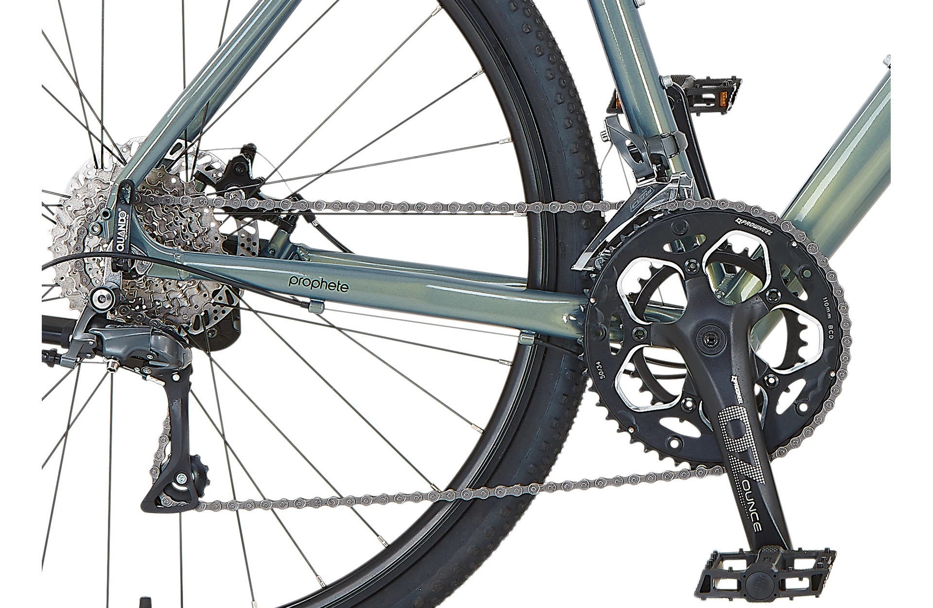 Bildausschnitt Detailansicht Kettenradgarnitur mit Kette und Schaltung und Prophete Logo vor weißem Hintergrund