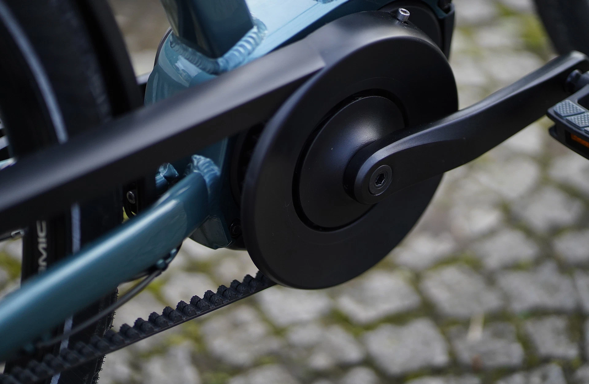 Geniesser 5.0 City E-Bike Herren - Detailansicht Riemenantrieb seitlich im Freien