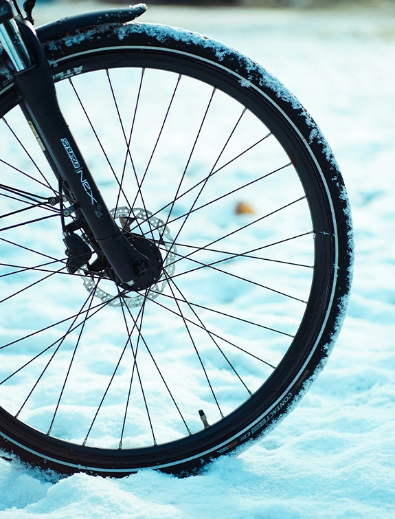 Vorderrad Fahrrad mit Scheibenbremse vor Schee auf dem Untergrund