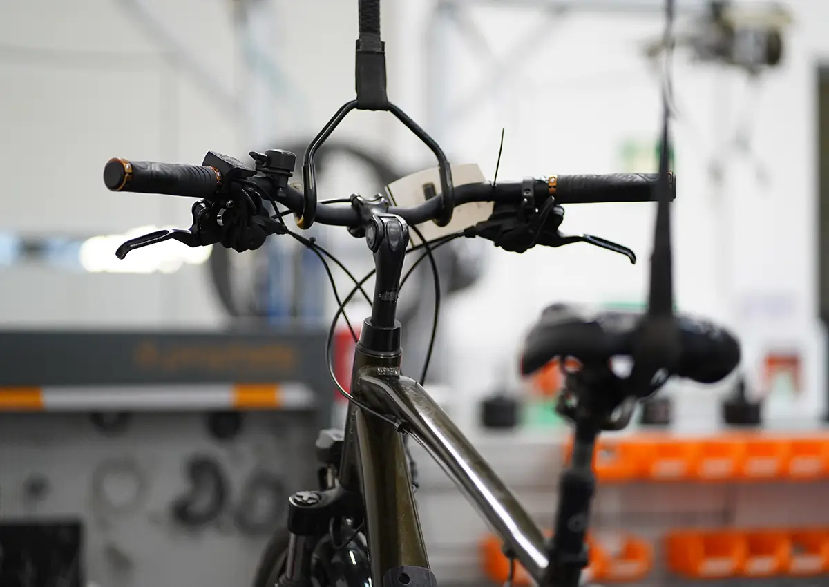 E-Bike am Werkstattkran aufgehangen in naher Detailansicht