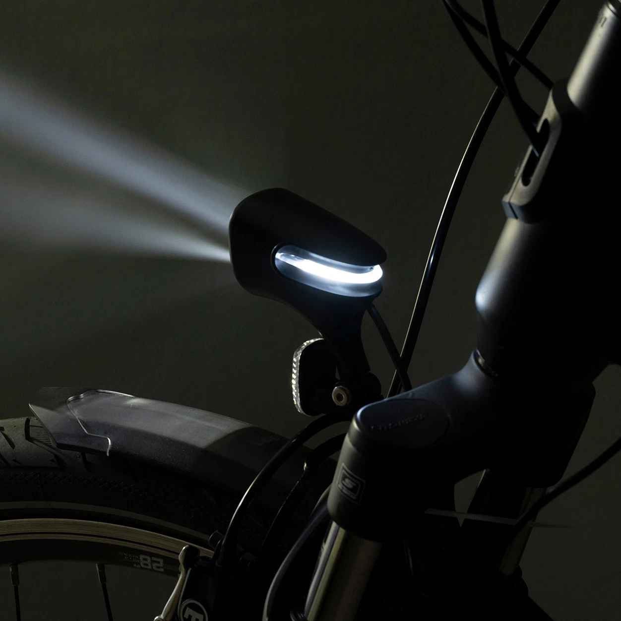E-Bike Scheinwerfer 80 LUX leuchtend am Bike in der Dunkelheit