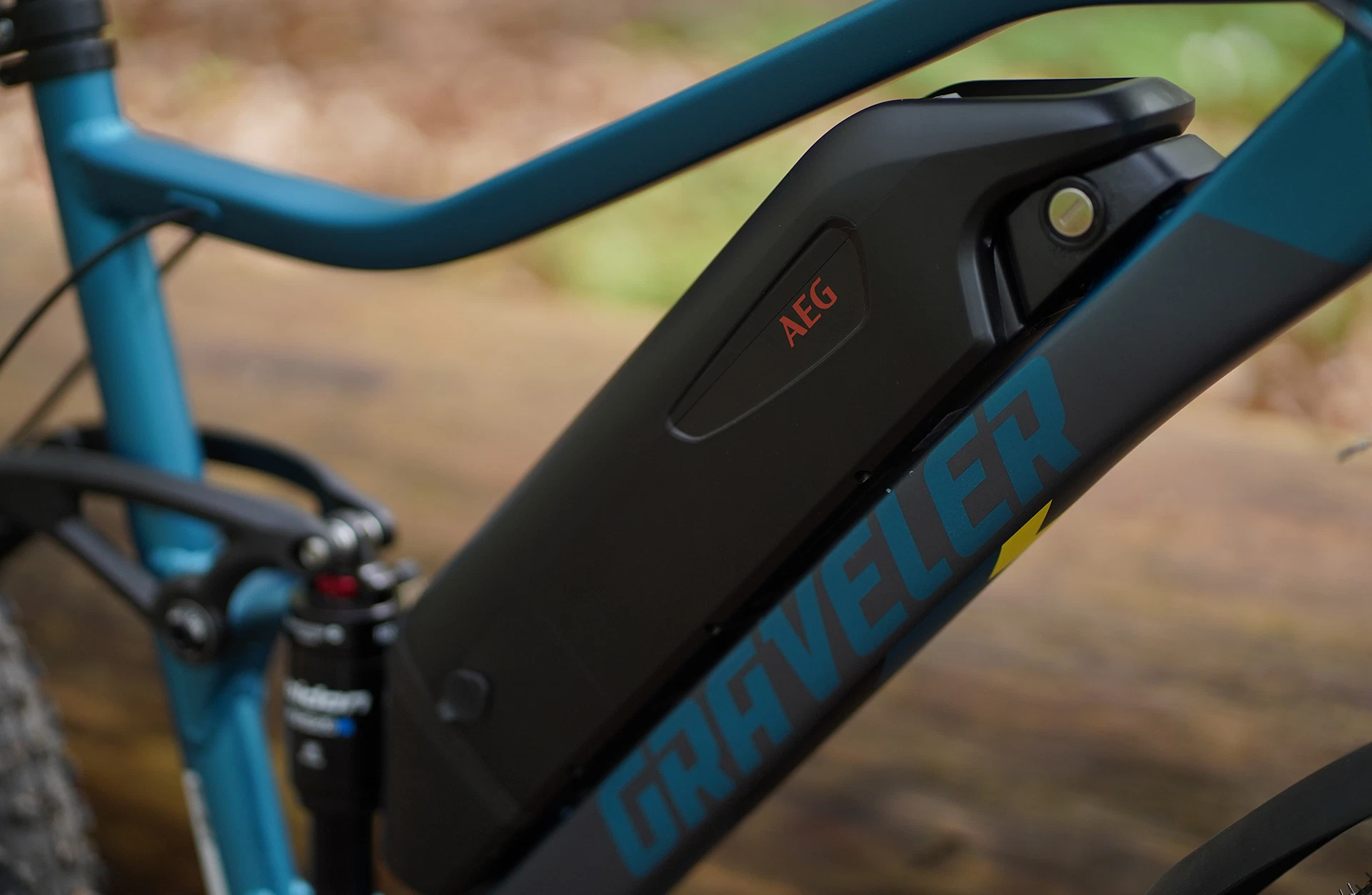 Bildausschnitt Detailansicht AEG Akku am Unterrohr vor unscharfem Hintergrund