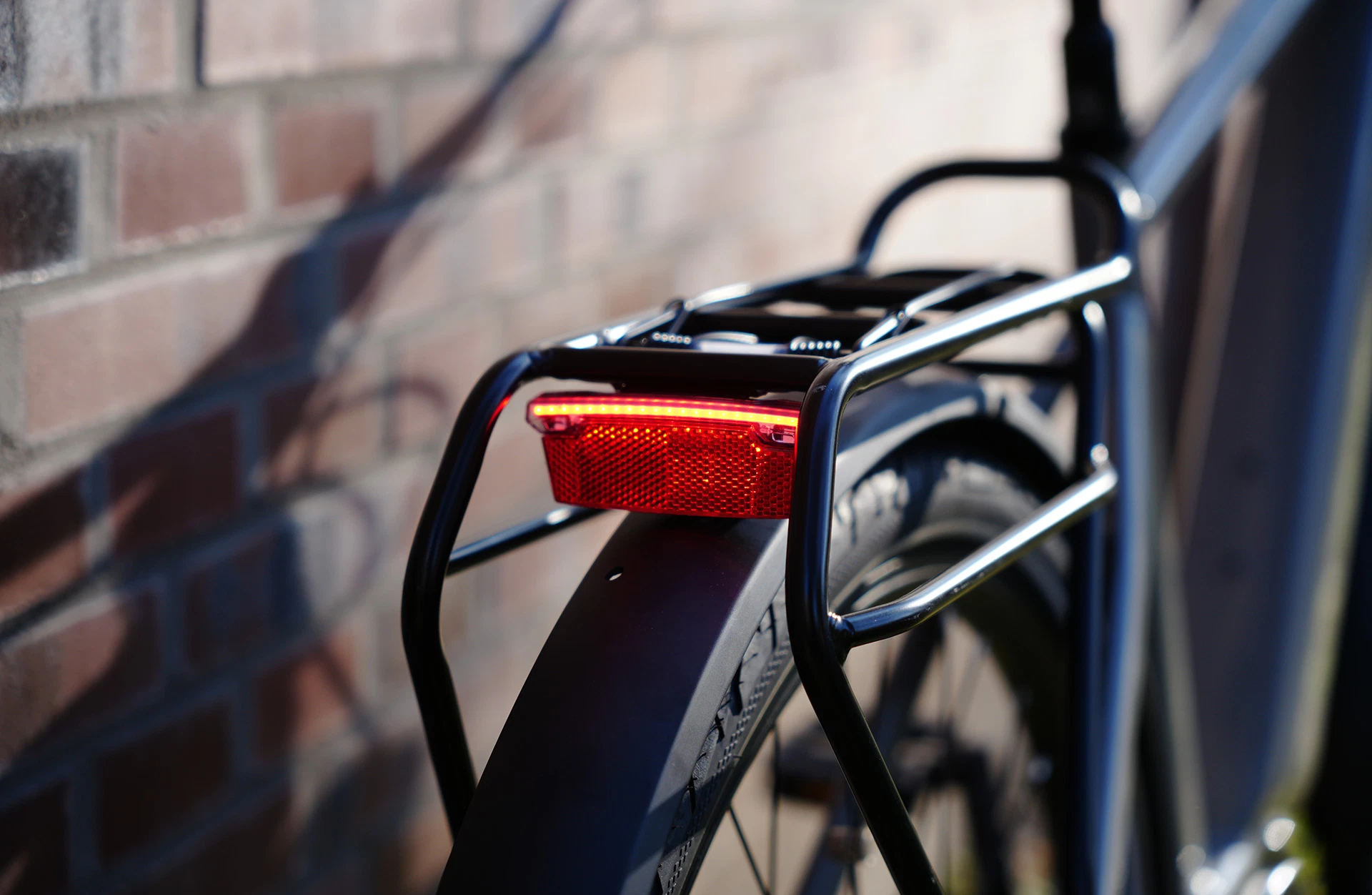 Entdecker 3.0 Trekking E-Bike - Detailansicht leuchtendes Rücklicht im Freien