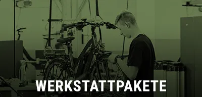 Person arbeitet in einer Fahrradwerkstatt an mehreren Fahrrädern, Text Werkstattpakete