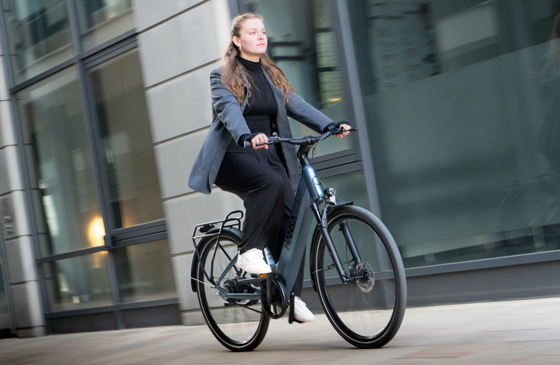E-Bike Hansa donnerblau - Rad wird durch Stadt gefahren