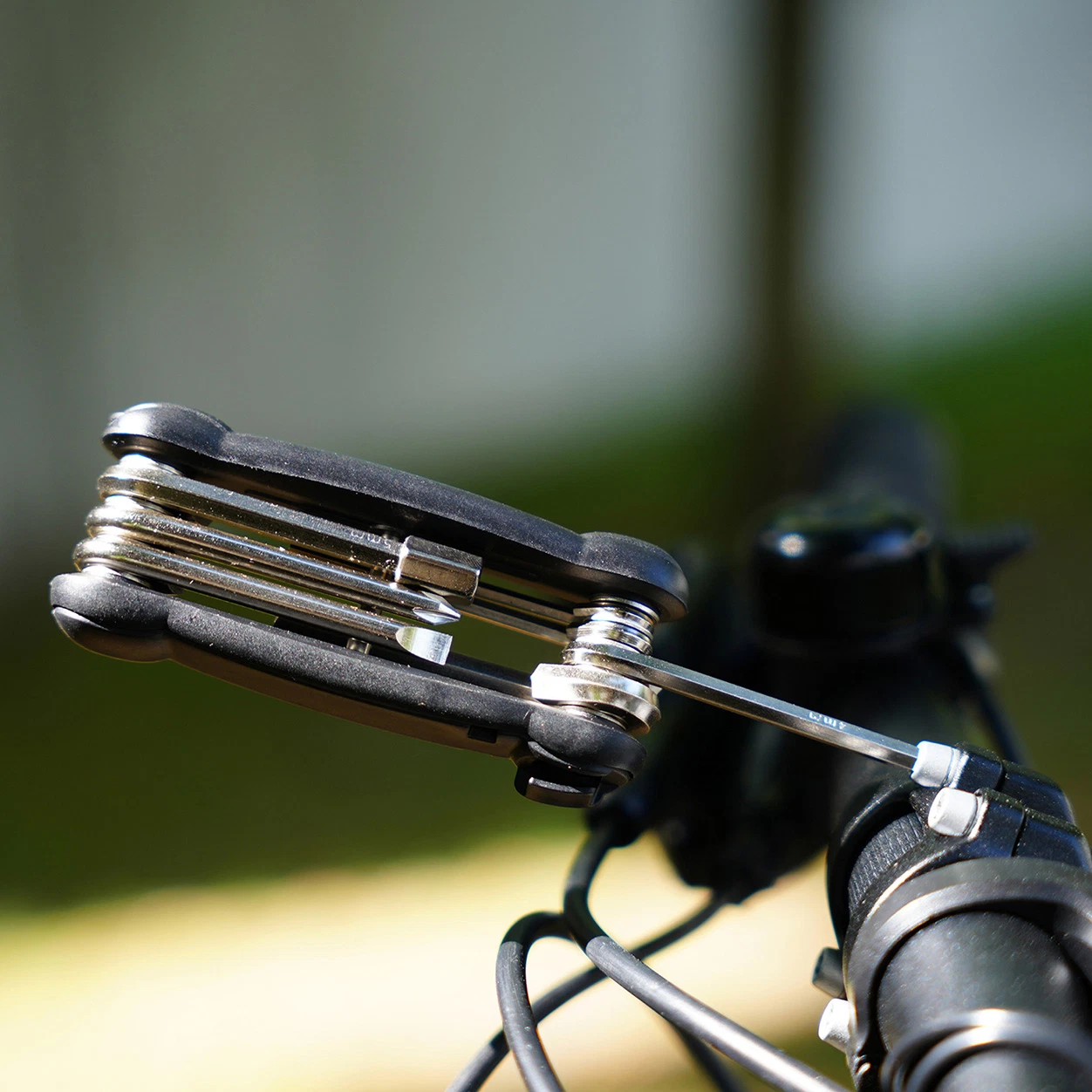 Multifunktionswerkzeug "Tour" Anwendung am Fahrradlenker in der Natur